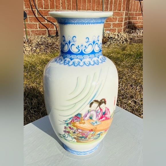 Elegant Vintage Vase- Delicate Hand Painted Art-Excellent Condition-From 1980’s? - Picture 11 of 16